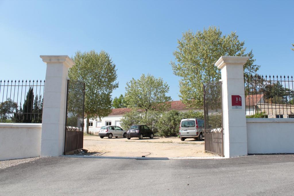 Hotel Le Couloubrier Le Muy Esterno foto