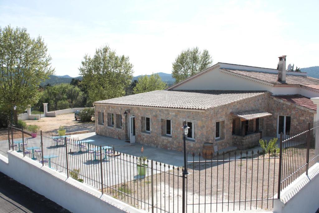 Hotel Le Couloubrier Le Muy Esterno foto