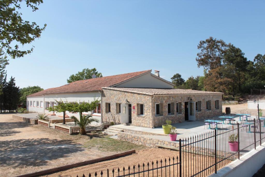 Hotel Le Couloubrier Le Muy Esterno foto