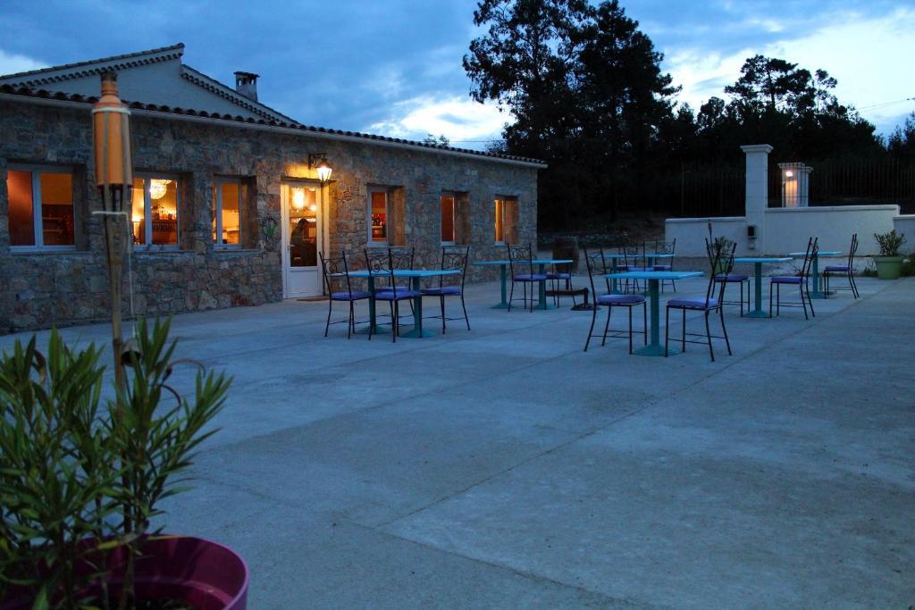 Hotel Le Couloubrier Le Muy Esterno foto