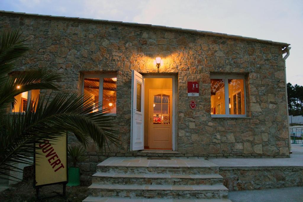 Hotel Le Couloubrier Le Muy Esterno foto