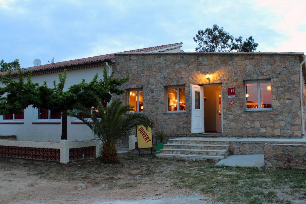 Hotel Le Couloubrier Le Muy Esterno foto